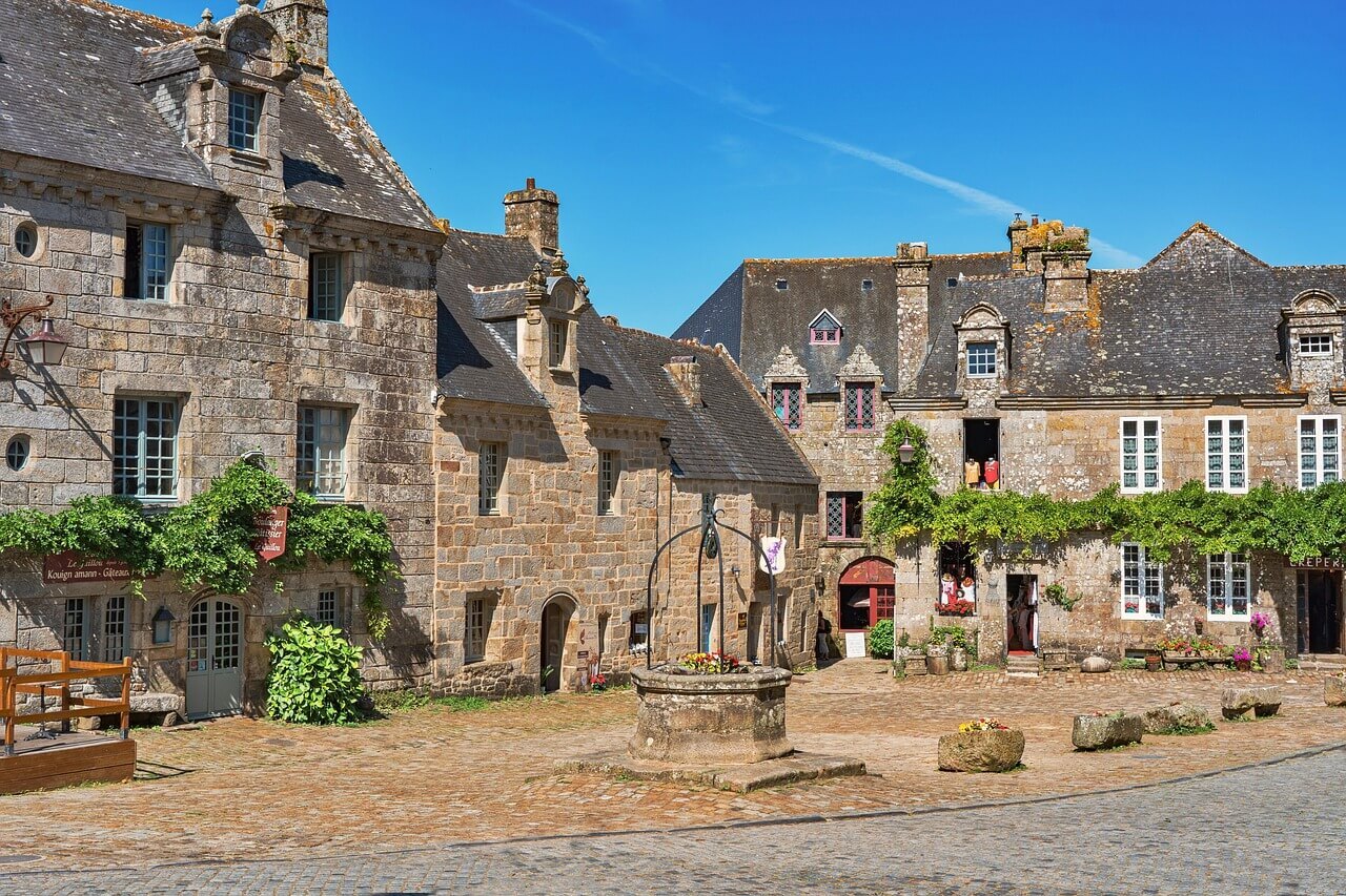 chiemseherin-village-7253426_1280 - Locronan - Pixabay