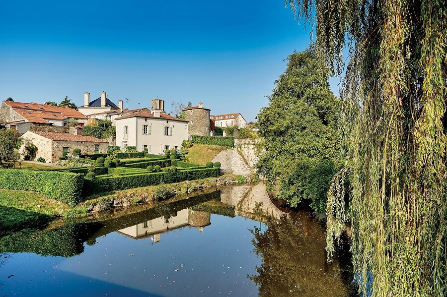 vouvant-vue-depuis-la-riviere